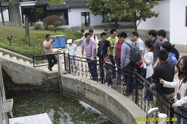 科迅機(jī)械(KOSUN)員工在認(rèn)真聽導(dǎo)游講解
