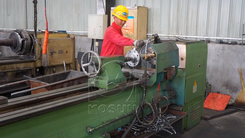 科迅機(jī)械工廠內(nèi)部,工人正在加工機(jī)械零件