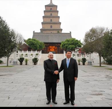 中國國家主席習(xí)近平陪同印度總理莫迪參觀西安大慈恩寺。